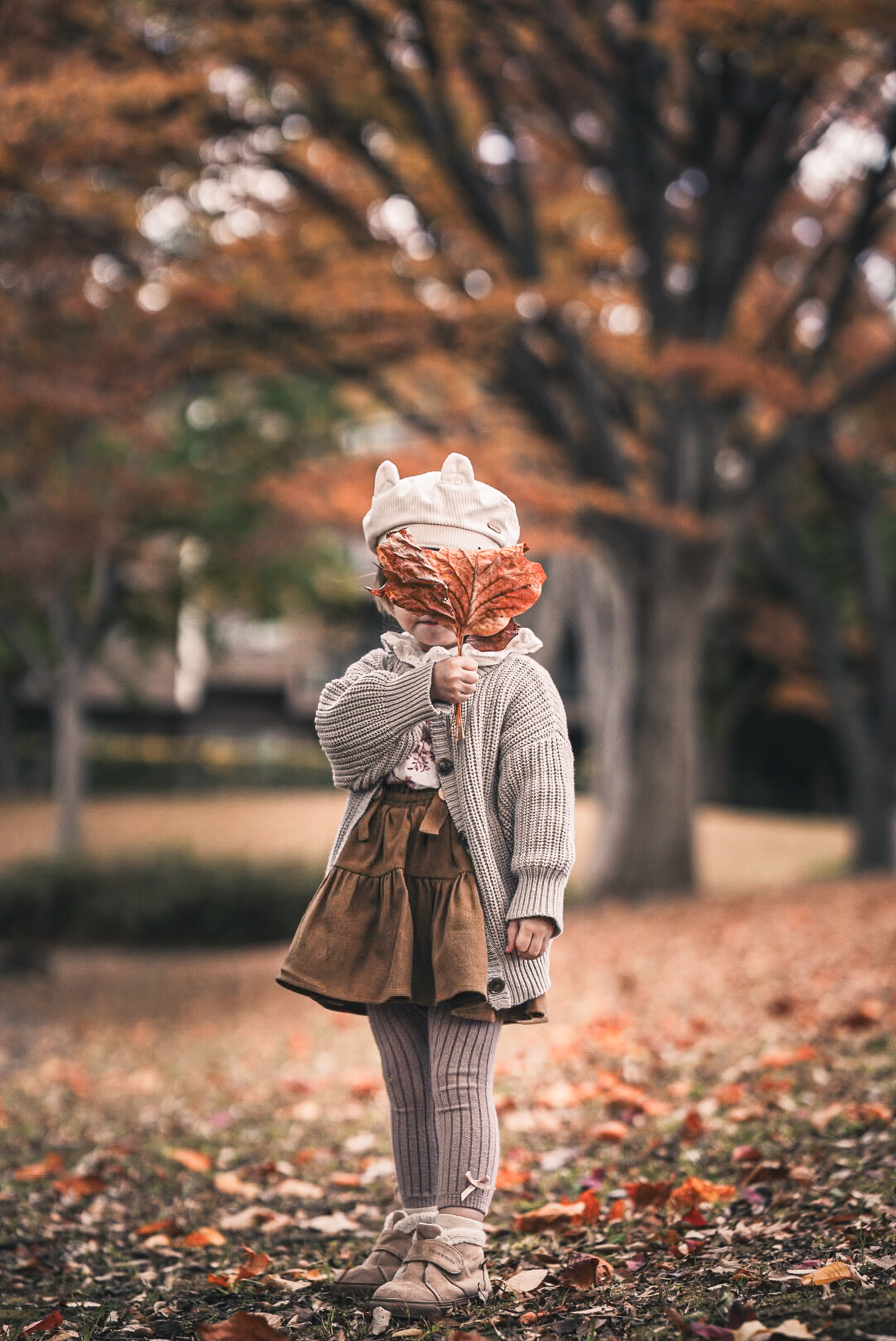 紅葉を手にした子ども